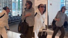 'Camufladas', Bruna Marquezine e Sasha Meneghel correm em aeroporto para não perder o voo