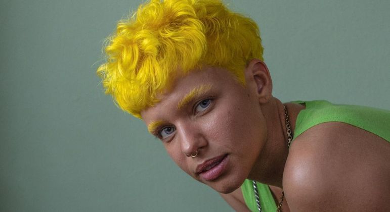 Bruna Linzmeyer pinta o cabelo de amarelo
