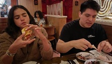Bruna Marquezine é flagrada por protagonista do filme 'Besouro Azul' durante jantar nos EUA 