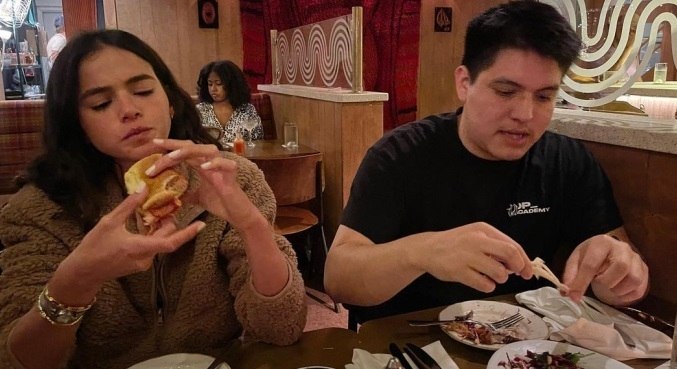 Em jantar com amigos, Marquezine foi fotografada comendo um hambúrguer
