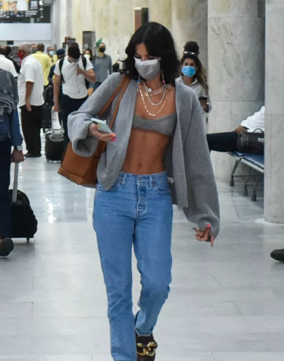 Bruna Marquezine surpreende ao surgir de calça jeans de cintura