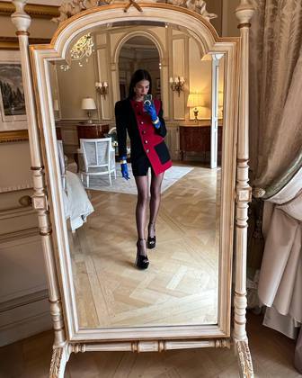 A combinação sobretudo e luvas foi usada pela atriz mais de uma vez durante os dias em que ela esteve na capital francesa. O acessório é uma das tendências deste outono-inverno e tem aparecido bastante nos lookinhos das famosas