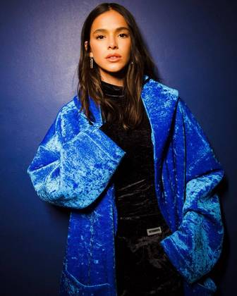 Durante a Semana de Moda de Paris 2022, na França — que ocorreu entre fevereiro e março —, Bruna apareceu com vários looks estilosos. Um deles era inteirinho de veludo: composto de um poderoso e chamativo sobretudo azul, camiseta, calça e luvas pretas.