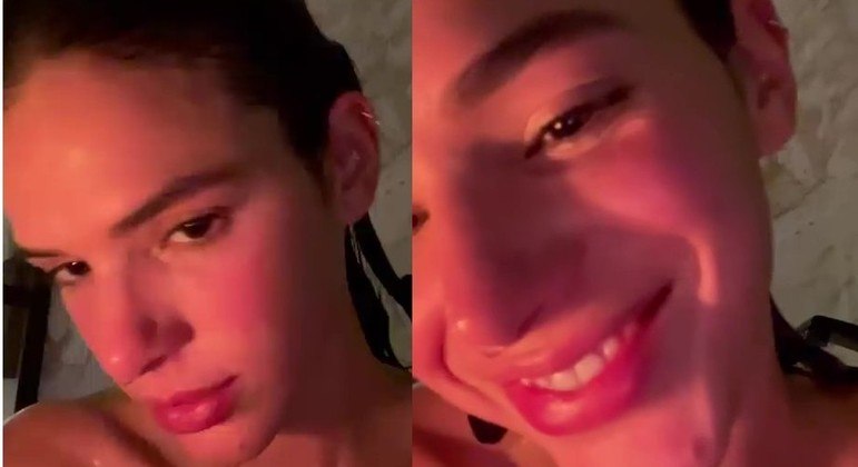 Bruna Marquezine curtindo momento relaxante em banheira