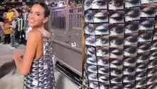 Bruna Marquezine usa vestido cheio de 'olhos piscando' em show de Beyoncé; veja vídeo