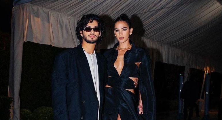 Bruna Marquezine aparece em publicação de Xolo Maridueña
