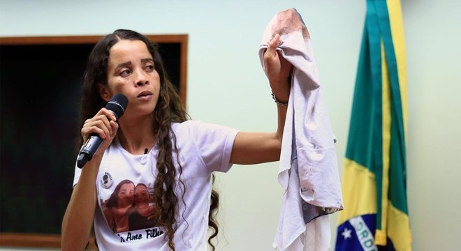 Bruna Silva levou a camisa do uniforme escolar do filho, manchada de sangue, para protestos, entrevistas, encontros com autoridades. Aqui, ela aparece em depoimento à Câmara dos Deputados, em julho de 2018