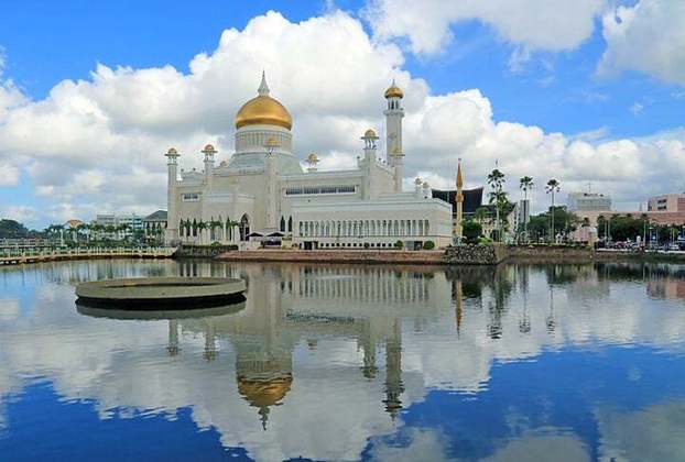 Brunei, minúsculo país na Ásia, libera a venda de bebidas alcoólicas para pessoas do exterior que não são adeptas do Islamismo. Elas podem entrar no território com até dois litros de destilados ou 12 latas de cerveja em um período de dois dias, mas é necessária uma licença.