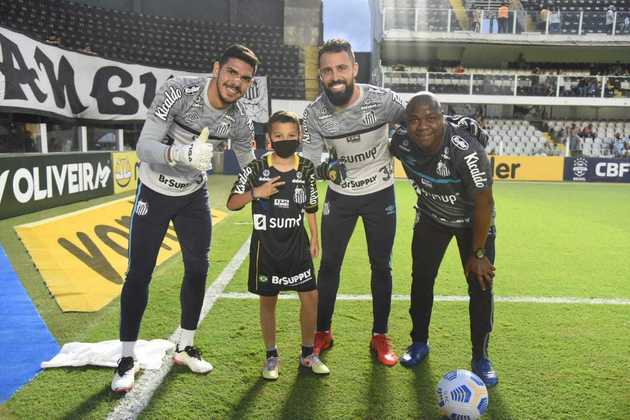 Abalados, jogadores do Santos ficaram 'presos' na Vila Belmiro