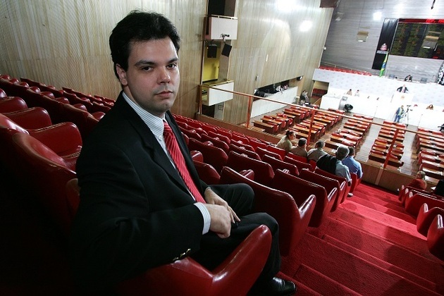 Entre 2005 e 2006, Covas atuou como assessor dos governos de
Geraldo Alckmin e Cláudio Lembro na Alesp (Assembleia Legislativa do Estado de
São Paulo). Antes, ele já havia sido candidato a vice-prefeito de Santos, em
2004, na chapa de Raul Christiano (PSDB), e foi presidente estadual e nacional da
juventude do partido tucano. Em 2006, o tucano concorreu ao cargo de deputado estadual em São Paulo, ao qual foi eleito com 122.312 votos