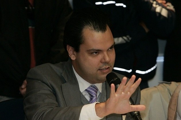 No ano seguinte, porém, se licenciou das funções de deputado
para assumir o cargo de secretário estadual de Meio Ambiente de São Paulo no
governo de Geraldo Alckmin