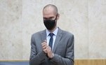 Em tratamento contra um c�ncer, o prefeito de S�o Paulo, Bruno Covas, de 40 anos, anunciou que vai se licenciar do cargo por 30 dias. A decis�o foi informada neste domingo (2).�Economista formado pela PUC e advogado pela USP, Covas possui uma trajet�ria de quase duas d�cadas na pol�tica com o PSDB, partido pelo qual se elegeu � prefeitura paulistana