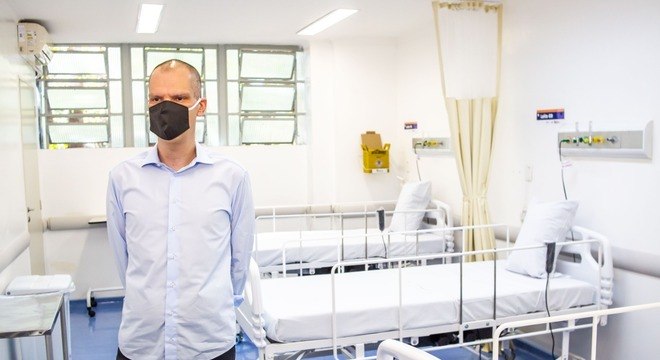Na imagem, Bruno Covas visita hospital que trata pacientes com covid-19