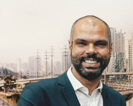 Bruno Covas (PSDB)Covas é  prefeito de São Paulo desde 2018. Em 2016, ele foi eleito vice-prefeito no governo João Doria, mas está a frente da maior cidade do País desde que Doria se tornou governador de São Paulo. Agora Covas é candidato à reeleição novamente pelo Partido da Social Democracia Brasileira. O economista formado pela PUC e advogado pela USP já foi também deputado estadual e federal, secretário estadual de Meio Ambiente de São Paulo (2011-2014) e presidente da Juventude do PSDB.É neto do ex-governador de São Paulo, Mário Covas. Sua família está na política há décadas. Bruno Covas nasceu em Santos, no litoral paulista, tem 40 anos, é divorciado e tem um filho: Tomás, de 15 anos. Desde outubro de 2019, luta contra o câncer. Fez oito sessões de quimioterapia e agora dá continuidade ao tratamento por meio de imunoterapia 