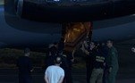 O avião com os restos mortais encontrados nas buscas pelo jornalista inglês Dom Phillips e pelo indigenista Bruno Pereira chegou a Brasília por volta das 18h40 desta quinta-feira (16). Eles foram transportados de Atalaia do Norte (AM) para o Instituto de Criminalística da Polícia Federal, na capital, onde vão passar por perícia.