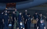 O avião com os restos mortais encontrados nas buscas pelo jornalista inglês Dom Phillips e pelo indigenista Bruno Pereira chegou a Brasília por volta das 18h40 desta quinta-feira (16). Eles foram transportados de Atalaia do Norte (AM) para o Instituto de Criminalística da Polícia Federal, na capital, onde vão passar por perícia.