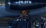 O avião com os restos mortais encontrados nas buscas pelo jornalista inglês Dom Phillips e pelo indigenista Bruno Pereira chegou a Brasília por volta das 18h40 desta quinta-feira (16). Eles foram transportados de Atalaia do Norte (AM) para o Instituto de Criminalística da Polícia Federal, na capital, onde vão passar por perícia.