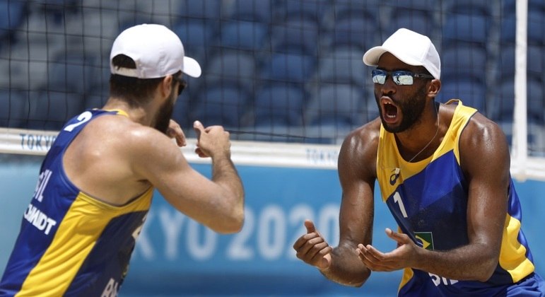 Bruno e Evandro comemoram ponto sobre Marco e Esteban Grimalt na estreia em Tóquio