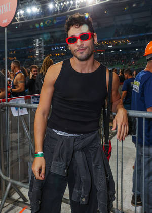 O ator Bruno Fagundes curtiu a apresentação da banda Maroon 5 pertinho do palco