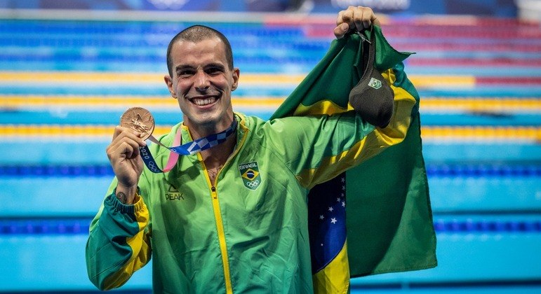 Bruno Fratus mostra a medalha de bronze que ganhou na prova de 50 m