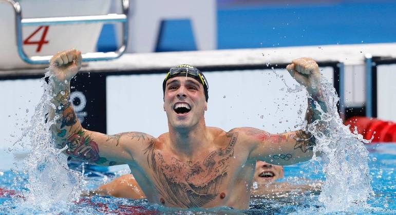 Bruno Tratus comemora a medalha de bronze nos 50 m