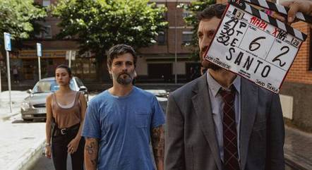 Bruno Gagliasso com Raúl Arévalo e Greta Fernández do elenco de "Santo"