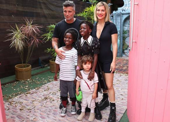 Bruno Gagliasso e Giovanna Ewbank com os filhos Bless, Titi e Zyan