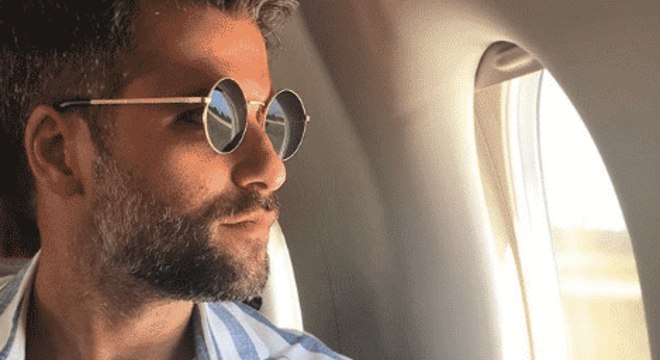 Bruno Gagliasso viaja de avião junto de neta Joaquina