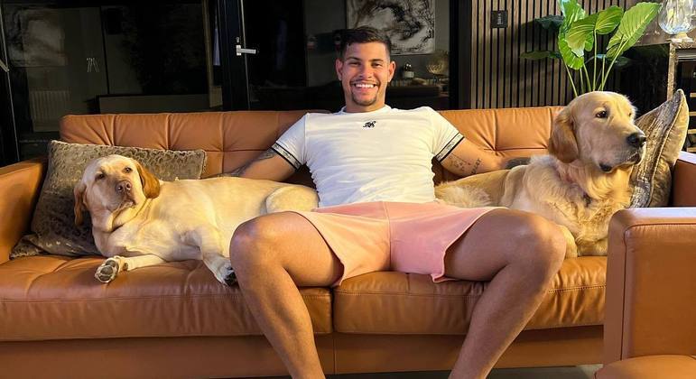 O craque Bruno Guimarães é apaixonado por seus cachorros, Ragnar e Mel, e criou um Instagram só para eles
