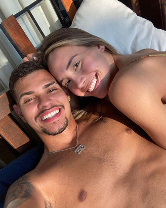 Bruno Guimarães, atleta do Newcastle (ING), é noivo da nutricionista Ana Lídia Martins. Eles são pais de Matteo, que nasceu em julho. Ele tem 25 anos. 