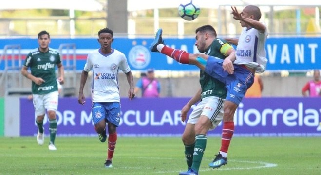 Bruno Henrique disputa a bola no duelo do Palmeiras com o Bahia