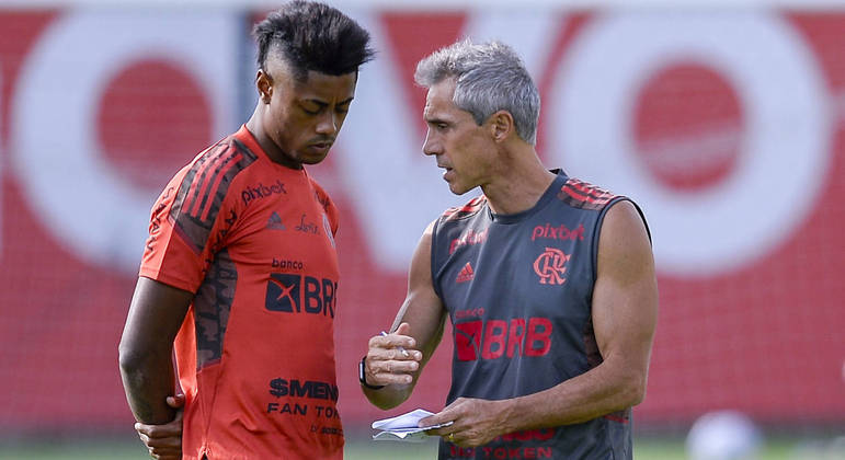 Atacante Bruno Henrique recebe orientações do técnico Paulo Sousa em treino do Flamengo