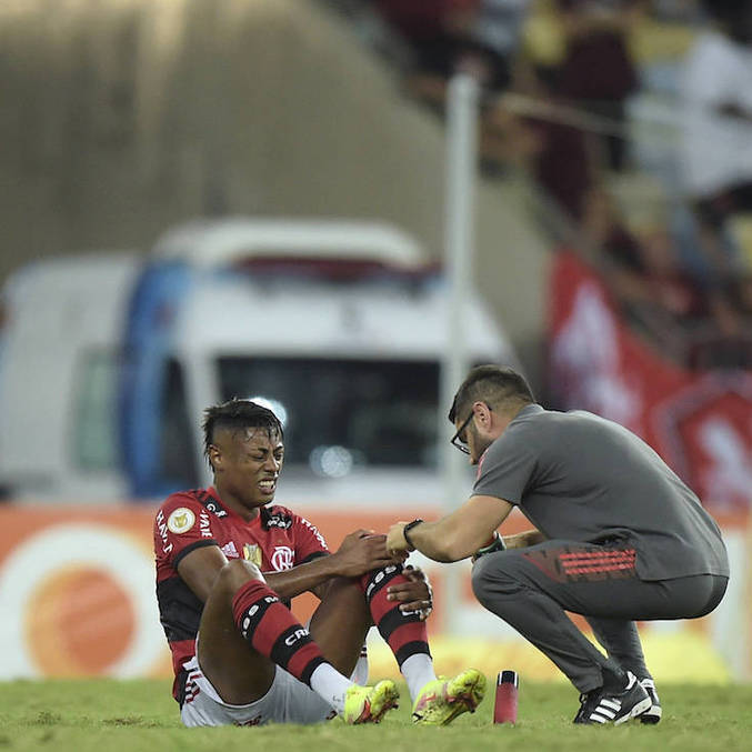Bruno Henrique sentiu dores no joelho esquerdo. Mas seguiu no jogo até marcar o gol da vitória