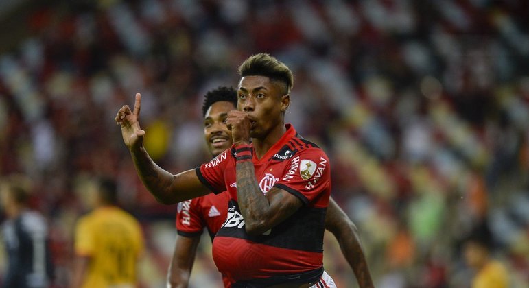 Bruno Henrique esteve decisivo. Veloz, frio nas finalizações. Dois gols importantíssimos