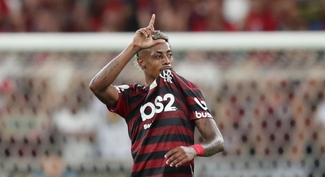 Bruno Henrique  marcou três gols e conduziu virada do Flamengo