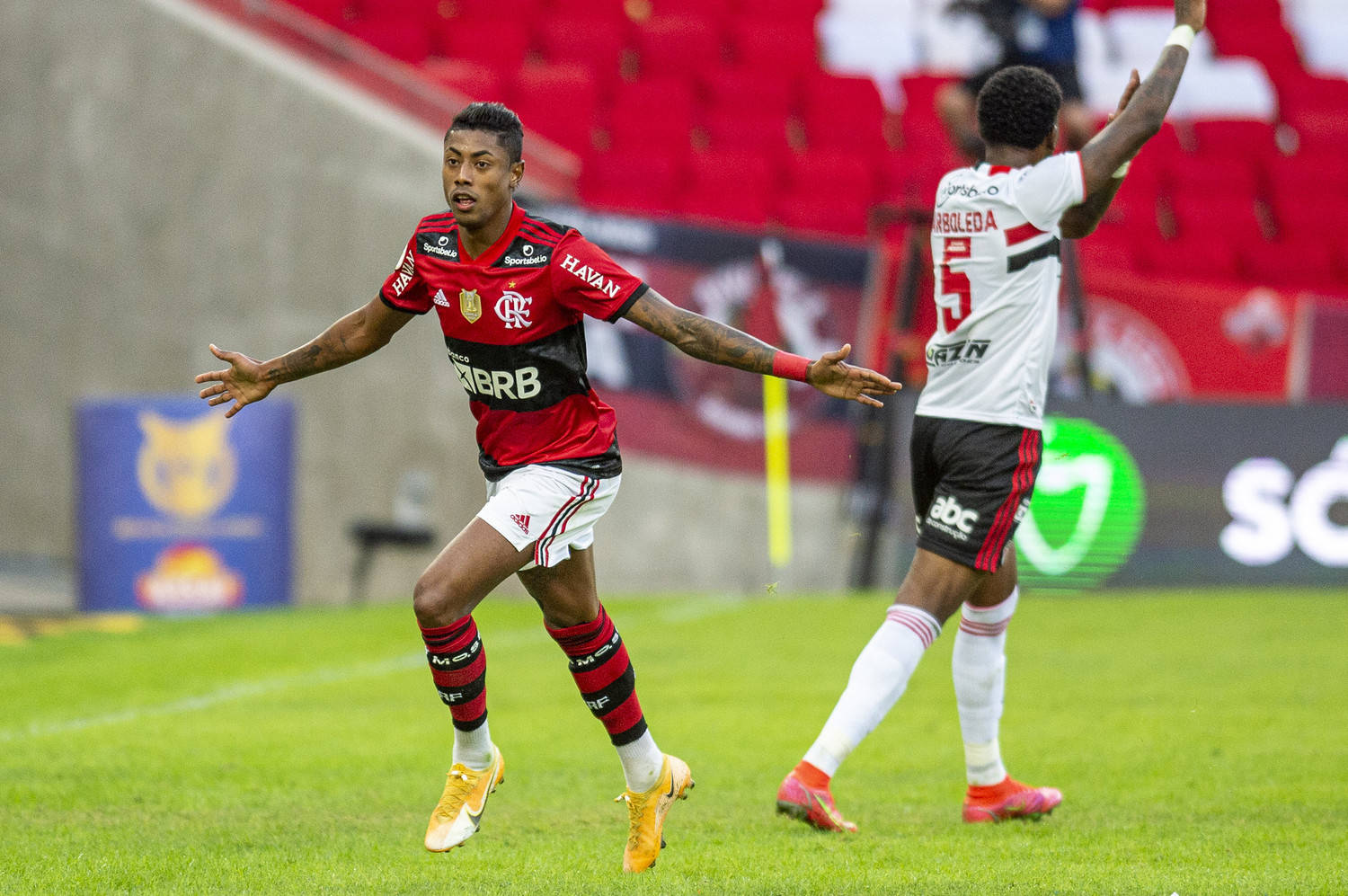 Bruno Henrique conseguiu se livrar da marcação são paulina. Usando seu talento e velocidade