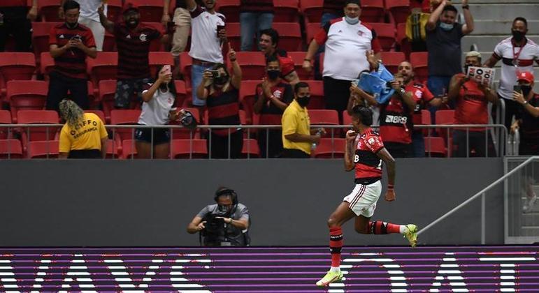 Atacante Bruno Henrique, do Flamengo, comemora gol no estádio Mané Garrincha
