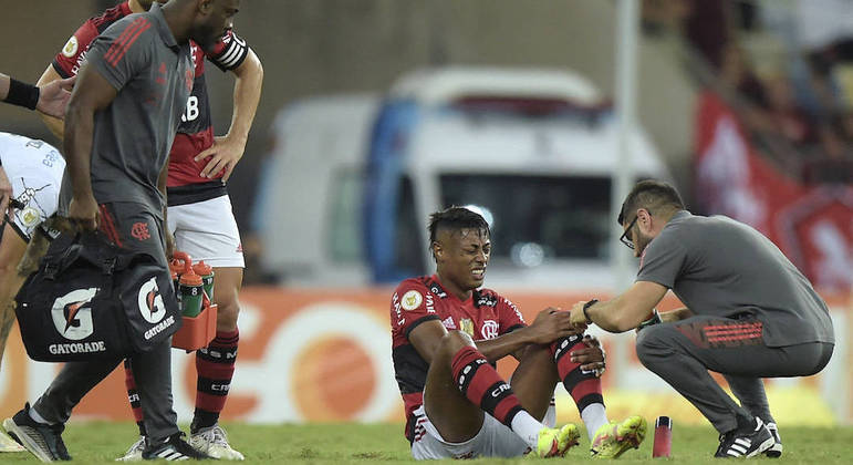 Bruno Henrique pediu para continuar em campo apesar da lesão no joelho esquerdo