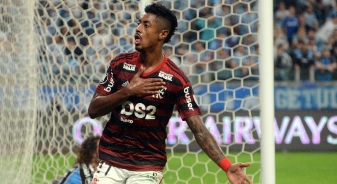 Bruno Henrique cabeceou para o fundo do gol aos 23 minutos do segundo tempo