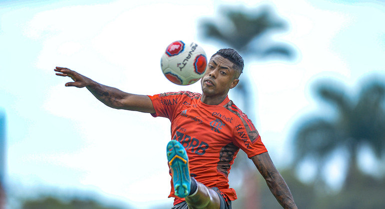 Bruno Henrique voltou a treinar com o Flamengo