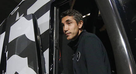 Bruno Lage na chegada do Botafogo ao Nilton Santos