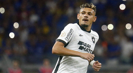 Atacante Tiquinho Soares em ação no empate entre Cruzeiro e Botafogo no Mineirão