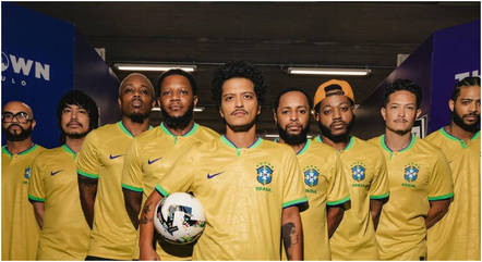 Bruno Mars com a camisa da seleção brasileira