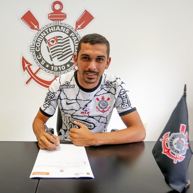 Bruno Melo assina contrato de empréstimo com o Corinthians