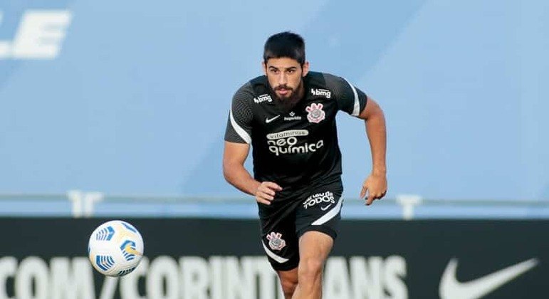 Zagueiro Bruno Méndez em treino com bola pelo Timão