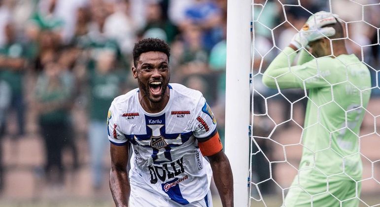 O rei do jogo: Bruno Mezenga, do Água Santa, marcou duas vezes contra o Palmeiras, no primeiro jogo da final do Paulistão, com transmissão da Record TV na aberta