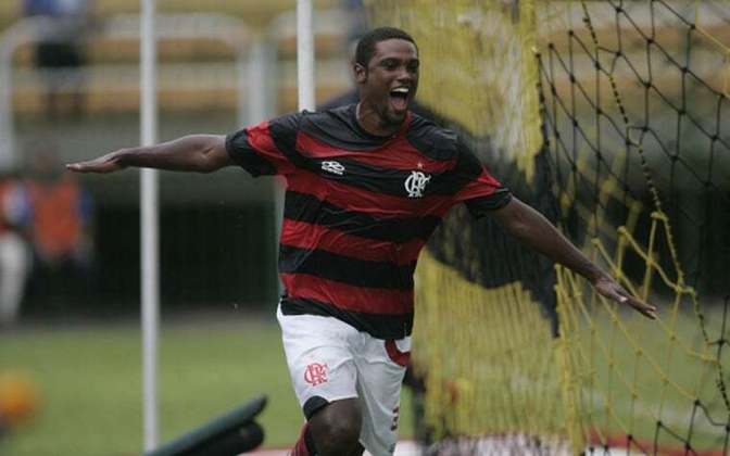 Bruno Mezenga, atacante brasileiro - Estreou com 16 anos e 9 meses e 7 dias no Flamengo, em 2005 / Atualmente no Santos, após se destacar pelo Água Santa no último Paulistão, Bruno Mezenga surgiu no Flamengo muito jovem ainda em 2005. 