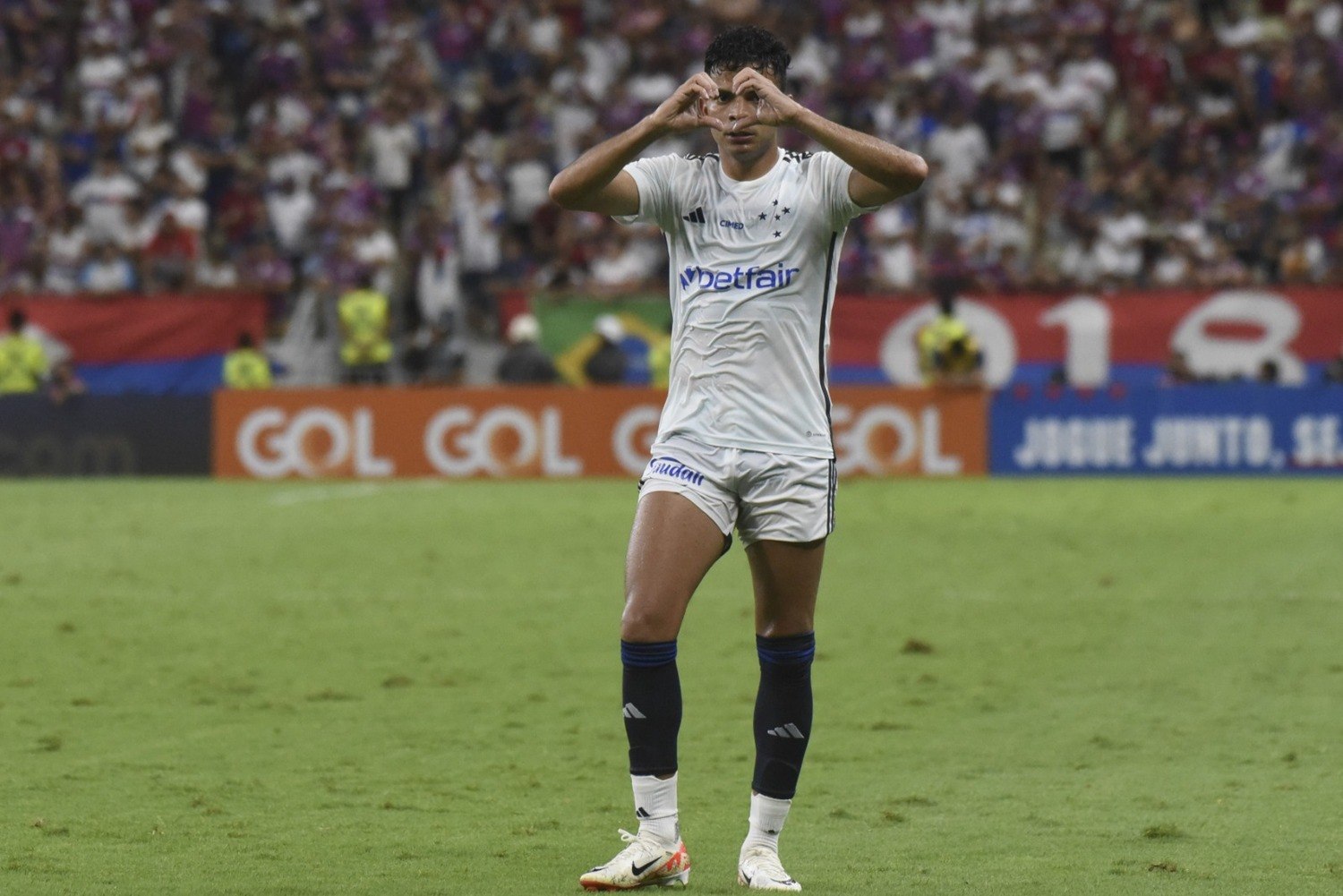 Bruno Rodrigues desfruta o gol importante que marcou para o Cruzeiro. Contra o angustiado Fortaleza