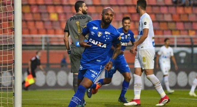 Bruno Silva comemora o gol do Cruzeiro na vitória por 1 a 0 contra o Santos 