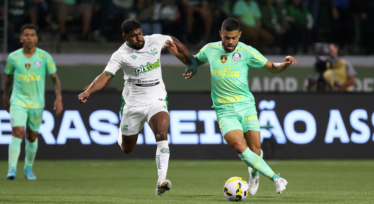 Bruno Tabata disputa a bola com o Capixaba na vitória do Palmeiras sobre o Juventude